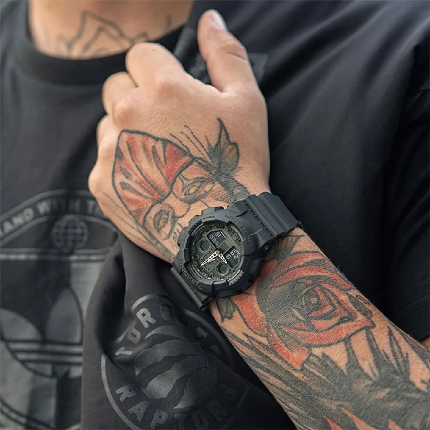 Reloj Casio G-Shock GA-100 negro para hombre puesto en muñeca con estilo urbano