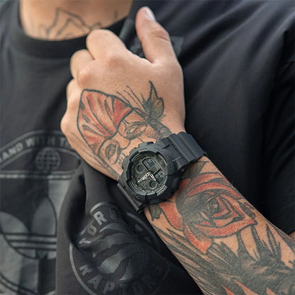 Reloj Casio G-Shock GA-100 negro para hombre puesto en muñeca con estilo urbano