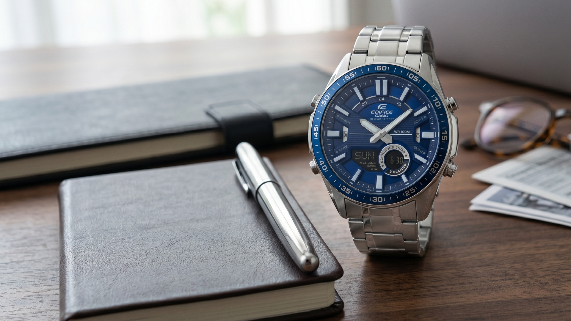 Reloj Casio Edifice EFV-C100D-2AV para hombre sobre caja de presentación con dial azul y correa de acero inoxidable