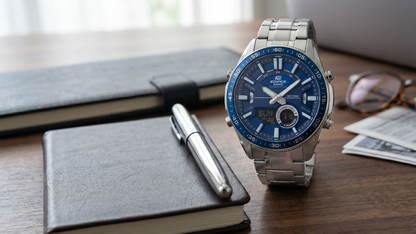 Reloj Casio Edifice EFV-C100D-2AV para hombre sobre caja de presentación con dial azul y correa de acero inoxidable