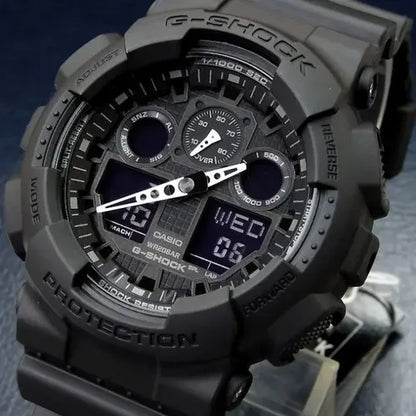 Detalle diagonal del reloj Casio G-Shock GA-100 negro con diseño deportivo