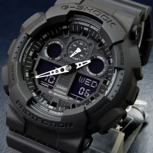 Detalle diagonal del reloj Casio G-Shock GA-100 negro con diseño deportivo